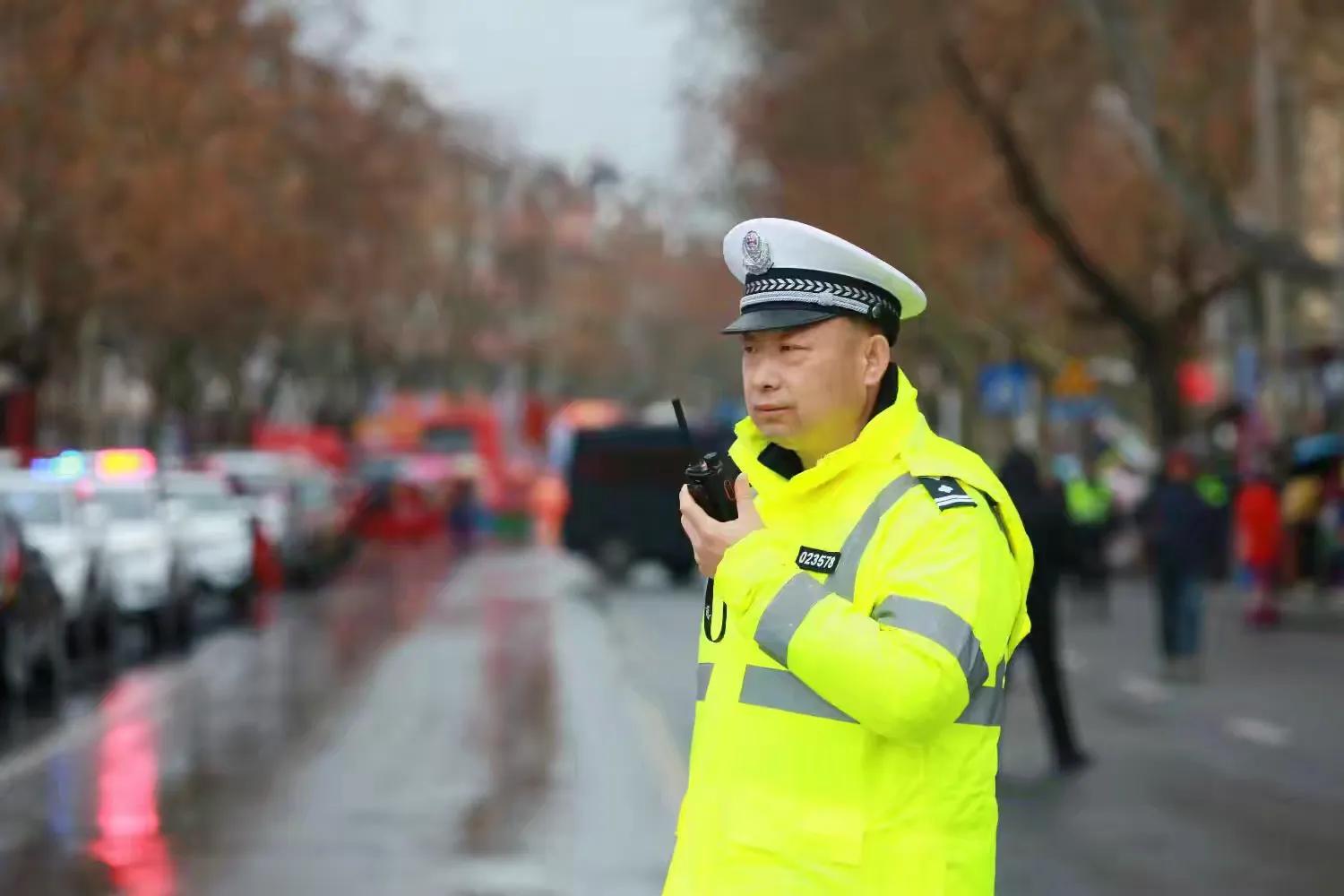 簡(jiǎn)篇-社火巡游年味足 交警堅(jiān)守護(hù)平安 ——寶雞交警全力護(hù)航“龍騰獅躍鬧新春·鼓韻渭濱展宏圖”社火游演活動(dòng)