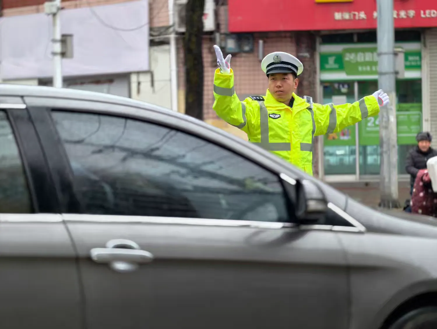 簡(jiǎn)篇-社火巡游年味足 交警堅(jiān)守護(hù)平安 ——寶雞交警全力護(hù)航“龍騰獅躍鬧新春·鼓韻渭濱展宏圖”社火游演活動(dòng)