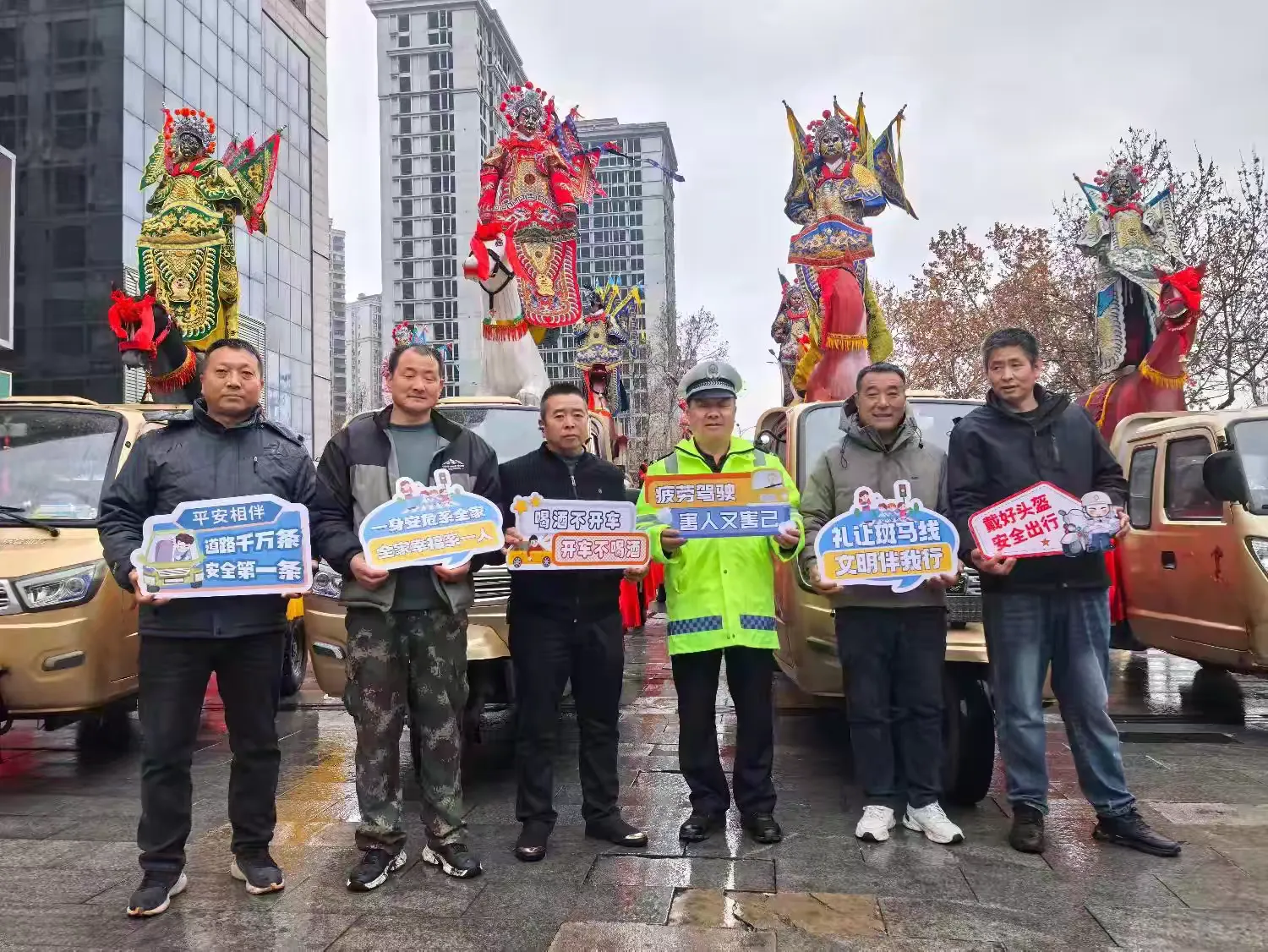 簡(jiǎn)篇-社火巡游年味足 交警堅(jiān)守護(hù)平安 ——寶雞交警全力護(hù)航“龍騰獅躍鬧新春·鼓韻渭濱展宏圖”社火游演活動(dòng)