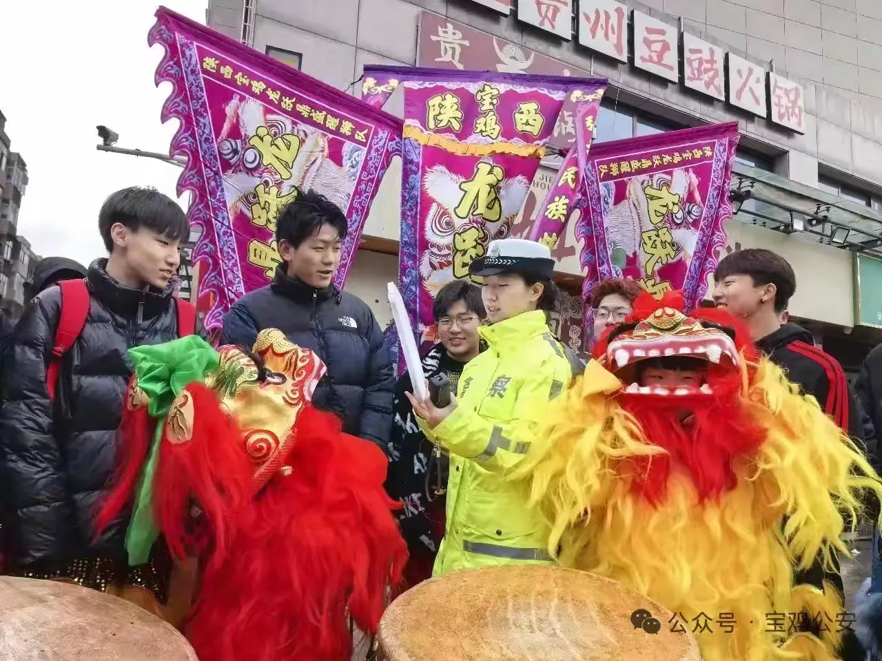 簡(jiǎn)篇-社火巡游年味足 交警堅(jiān)守護(hù)平安 ——寶雞交警全力護(hù)航“龍騰獅躍鬧新春·鼓韻渭濱展宏圖”社火游演活動(dòng)