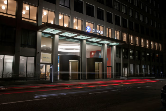 夜间灯火照亮总部大楼的苏黎世保险标志。