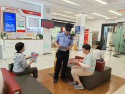 /home/000892203/Desktop/适老网点打造/携手民警开展反诈沙龙.jpg携手民警开展反诈沙龙