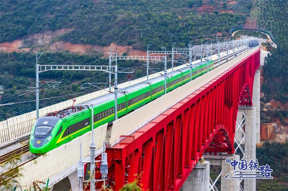 中老铁路首列货运专列抵达云南昆明