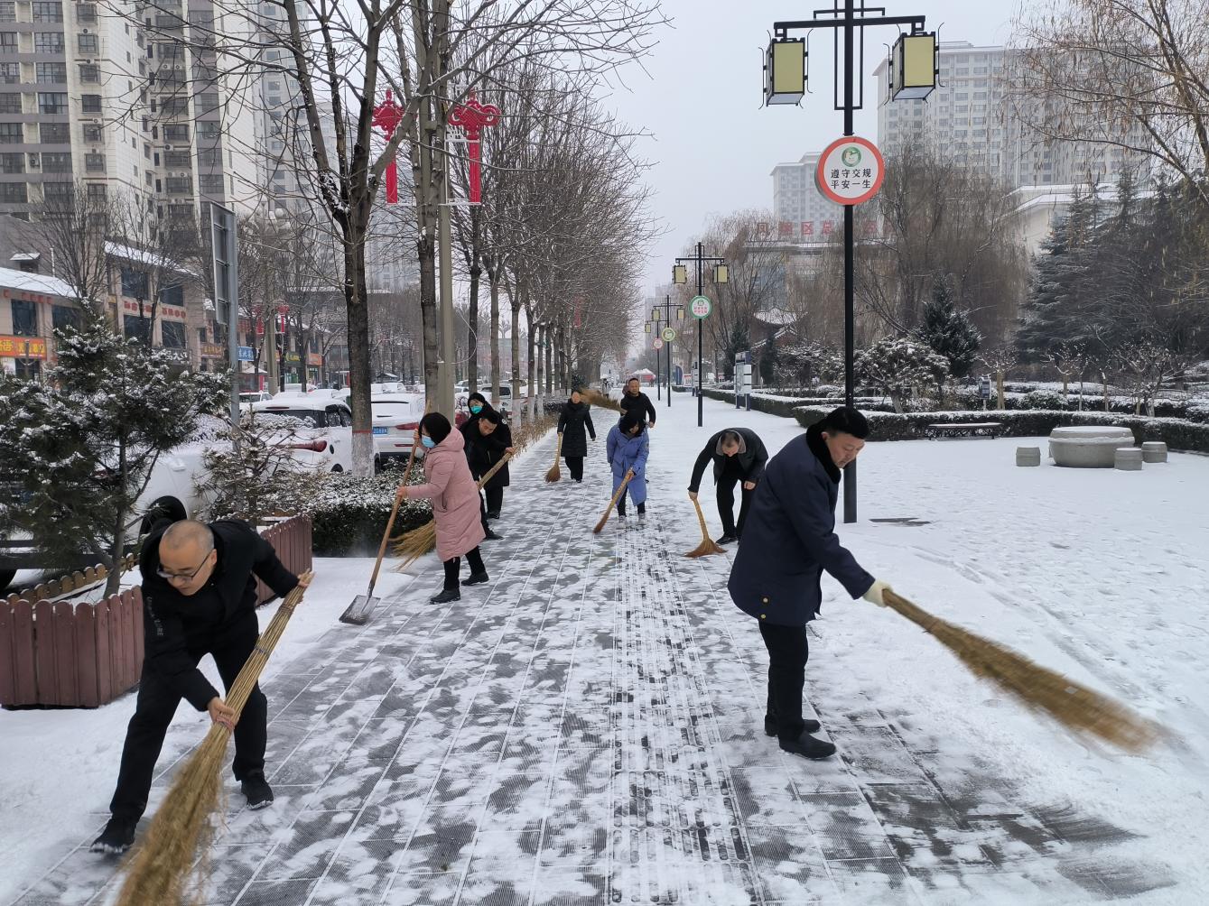 志愿服务清理路面积雪