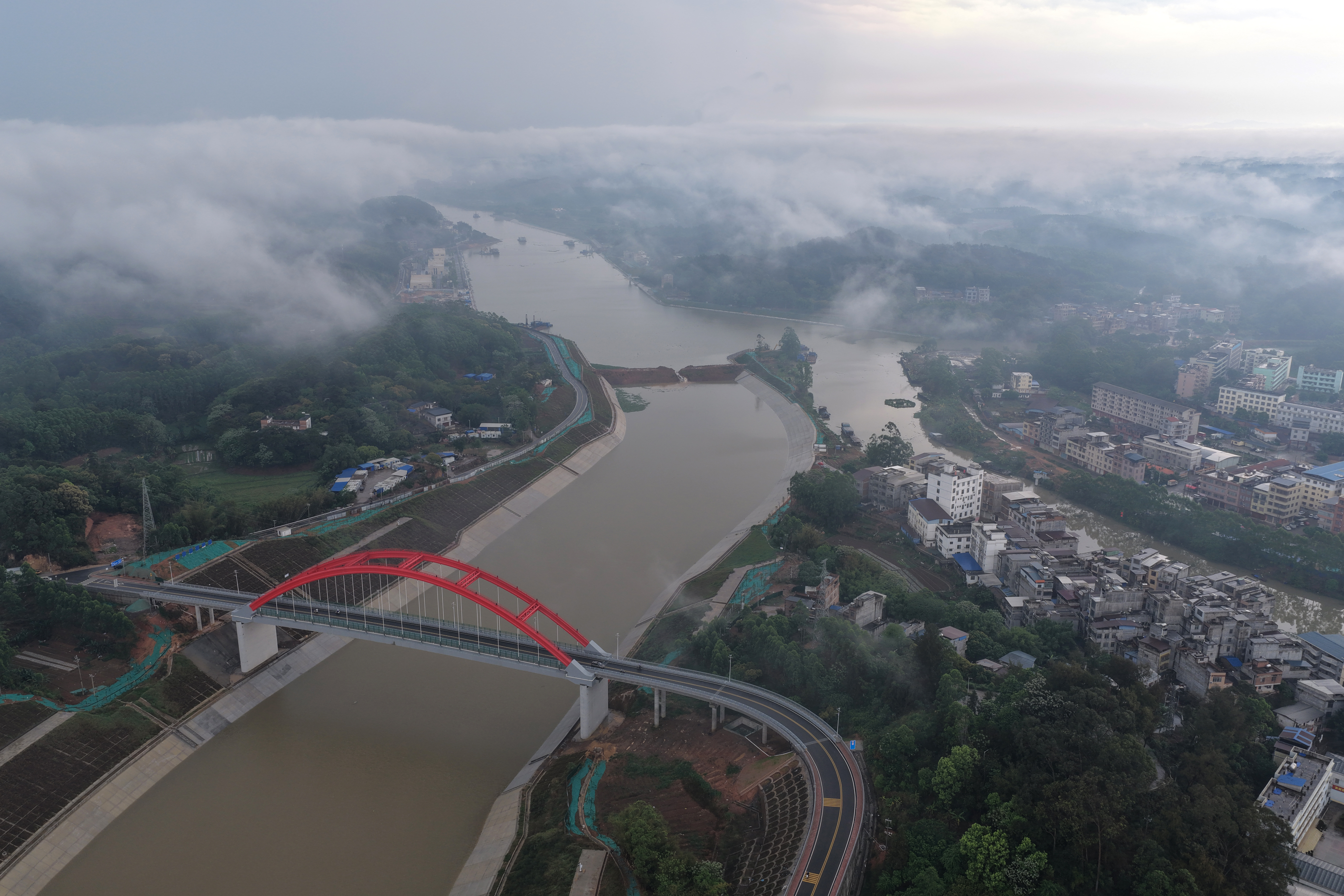 <p>这是3月29日拍摄的平陆运河南宁段（无人机照片）。</p><p>时下，广西平陆运河工地上万名建设者正抢抓工期，加快推进关键施工工序。目前，运河南宁段已实现全线通水、三大枢纽金属结构安装进入尾声。</p><p>作为西部陆海新通道的骨干工程，平陆运河全长约134.2公里，从广西南宁横州市西津库区平塘江口出发，经钦州市灵山县陆屋镇，沿钦江入北部湾。工程建成后，将为我国西南地区开辟一条由西江干流南下入海的江海联运大通道。</p><p>新华社记者 周华 摄</p>