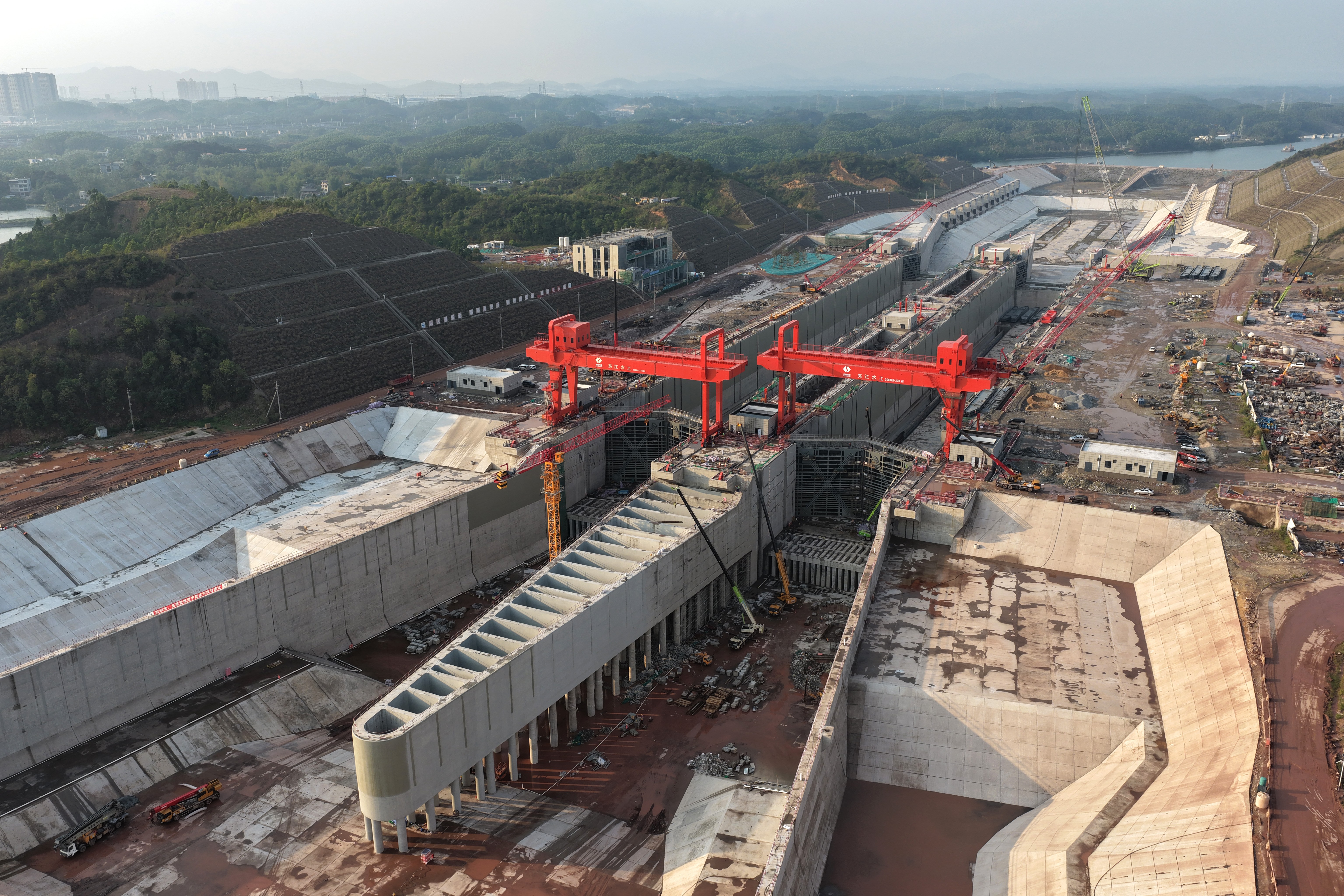 <p>这是3月29日拍摄的平陆运河青年枢纽建设现场（无人机照片）。</p><p>时下，广西平陆运河工地上万名建设者正抢抓工期，加快推进关键施工工序。目前，运河南宁段已实现全线通水、三大枢纽金属结构安装进入尾声。</p><p>作为西部陆海新通道的骨干工程，平陆运河全长约134.2公里，从广西南宁横州市西津库区平塘江口出发，经钦州市灵山县陆屋镇，沿钦江入北部湾。工程建成后，将为我国西南地区开辟一条由西江干流南下入海的江海联运大通道。</p><p>新华社记者 周华 摄</p>