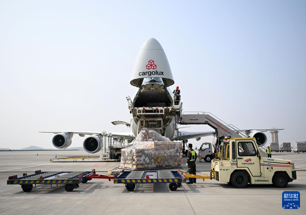 <p>3月31日，工作人员在郑州新郑国际机场为一架卢森堡货航货机卸货。</p><p>近年来，河南郑州在积极打造郑州—卢森堡“空中丝绸之路”的同时，积极拓展全球货运航线。目前，郑州机场国际货运航线已覆盖30余个国家，国际航空货运枢纽能级逐步提升。2025年，郑州机场年货邮吞吐量首次突破100万吨，跻身全球航空货运“百万吨级俱乐部”。</p><p>新华社记者 李嘉南 摄</p>