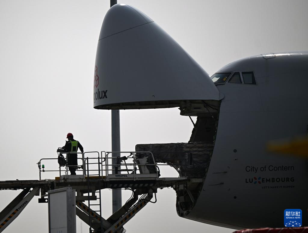 <p>3月31日，工作人员在郑州新郑国际机场为一架卢森堡货航货机卸货。</p><p>近年来，河南郑州在积极打造郑州—卢森堡“空中丝绸之路”的同时，积极拓展全球货运航线。目前，郑州机场国际货运航线已覆盖30余个国家，国际航空货运枢纽能级逐步提升。2025年，郑州机场年货邮吞吐量首次突破100万吨，跻身全球航空货运“百万吨级俱乐部”。</p><p>新华社记者 李嘉南 摄</p>
