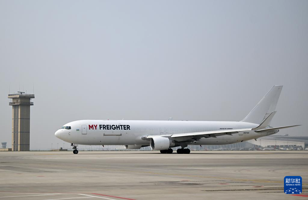 <p>3月31日，一架货机在郑州新郑国际机场滑行。</p><p>近年来，河南郑州在积极打造郑州—卢森堡“空中丝绸之路”的同时，积极拓展全球货运航线。目前，郑州机场国际货运航线已覆盖30余个国家，国际航空货运枢纽能级逐步提升。2025年，郑州机场年货邮吞吐量首次突破100万吨，跻身全球航空货运“百万吨级俱乐部”。</p><p>新华社记者 李嘉南 摄</p>