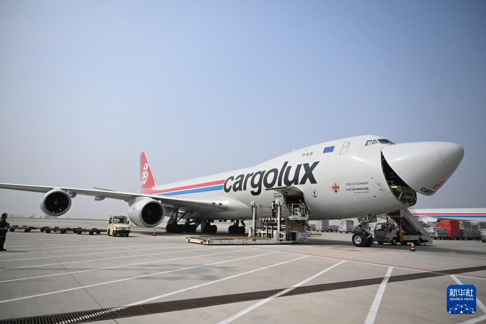 <p>3月31日，在郑州新郑国际机场，一架卢森堡货航货机卸货完毕。</p><p>近年来，河南郑州在积极打造郑州—卢森堡“空中丝绸之路”的同时，积极拓展全球货运航线。目前，郑州机场国际货运航线已覆盖30余个国家，国际航空货运枢纽能级逐步提升。2025年，郑州机场年货邮吞吐量首次突破100万吨，跻身全球航空货运“百万吨级俱乐部”。</p><p>新华社记者 李嘉南 摄</p>