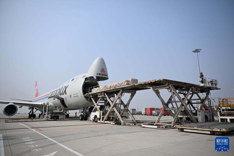 <p>3月31日，工作人员在郑州新郑国际机场为一架卢森堡货航货机卸货。</p><p>近年来，河南郑州在积极打造郑州—卢森堡“空中丝绸之路”的同时，积极拓展全球货运航线。目前，郑州机场国际货运航线已覆盖30余个国家，国际航空货运枢纽能级逐步提升。2025年，郑州机场年货邮吞吐量首次突破100万吨，跻身全球航空货运“百万吨级俱乐部”。</p><p>新华社记者 李嘉南 摄</p>