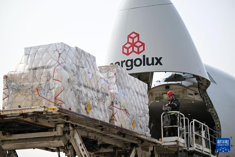 <p>3月31日，工作人员在郑州新郑国际机场为一架卢森堡货航货机卸货。</p><p>近年来，河南郑州在积极打造郑州—卢森堡“空中丝绸之路”的同时，积极拓展全球货运航线。目前，郑州机场国际货运航线已覆盖30余个国家，国际航空货运枢纽能级逐步提升。2025年，郑州机场年货邮吞吐量首次突破100万吨，跻身全球航空货运“百万吨级俱乐部”。</p><p>新华社记者 李嘉南 摄</p>