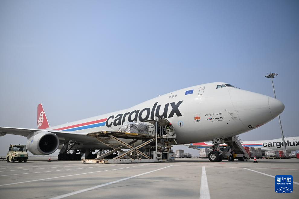 <p>3月31日，工作人员在郑州新郑国际机场为一架卢森堡货航货机装货。</p><p>近年来，河南郑州在积极打造郑州—卢森堡“空中丝绸之路”的同时，积极拓展全球货运航线。目前，郑州机场国际货运航线已覆盖30余个国家，国际航空货运枢纽能级逐步提升。2025年，郑州机场年货邮吞吐量首次突破100万吨，跻身全球航空货运“百万吨级俱乐部”。</p><p>新华社记者 李嘉南 摄</p>