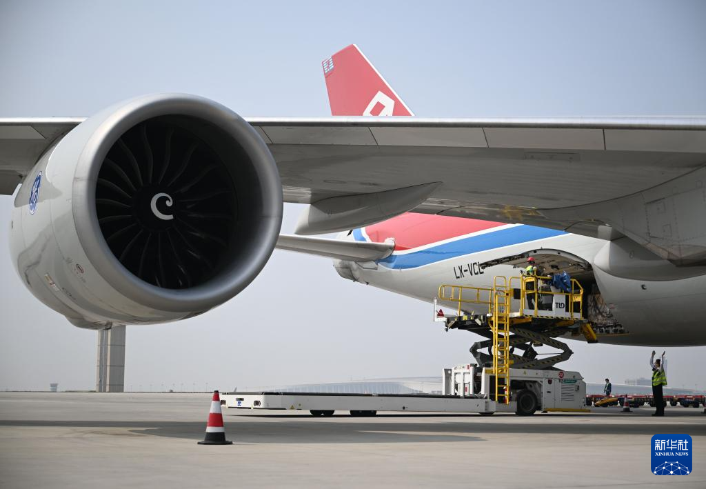 <p>3月31日，工作人员在郑州新郑国际机场为一架卢森堡货航货机装货。</p><p>近年来，河南郑州在积极打造郑州—卢森堡“空中丝绸之路”的同时，积极拓展全球货运航线。目前，郑州机场国际货运航线已覆盖30余个国家，国际航空货运枢纽能级逐步提升。2025年，郑州机场年货邮吞吐量首次突破100万吨，跻身全球航空货运“百万吨级俱乐部”。</p><p>新华社记者 李嘉南 摄</p>