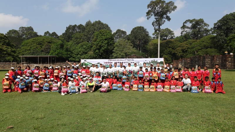 中国乡村发展基金会与中国友好和平发展基金会分别向柬方捐赠爱心包裹及汉语学习卡。主办方供图