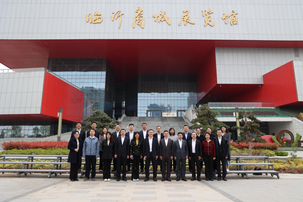 图为4月9日下午，工商银行总行、省分行、境外机构代表、中信保一行，到临沂商城工作调研，并参观商城展览馆。