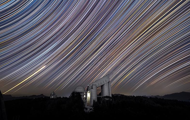 国家天文台兴隆站lamost郭守敬望远镜星轨.视觉中国 图