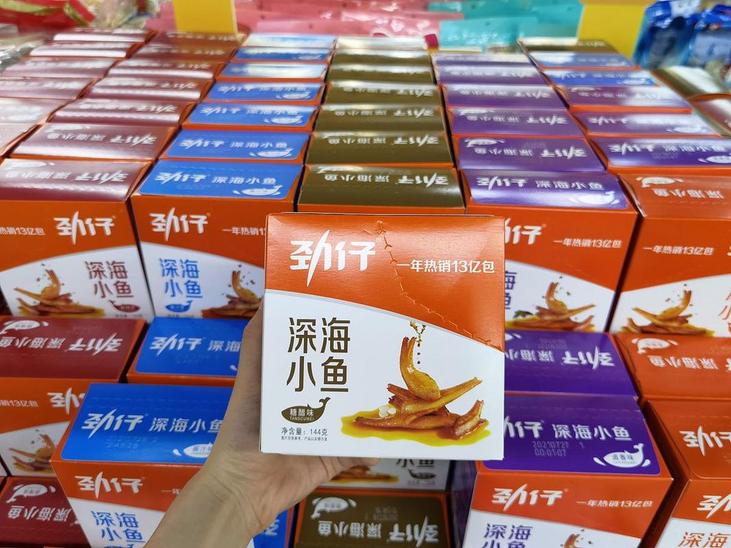 劲仔深海小鱼#劲仔食品,一家以辣卤零食为主打的企业,近年来业绩烊换