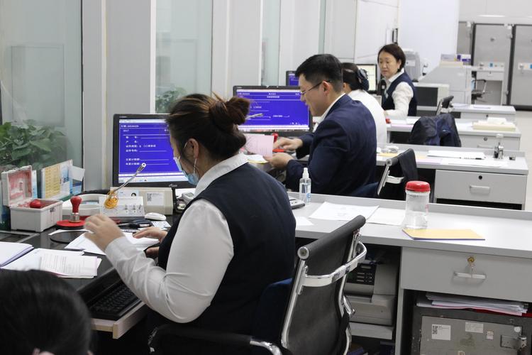 昨晚和一位在银行干了快十年的朋友喝酒,酒过三巡,他摆下酒杯,眼神有