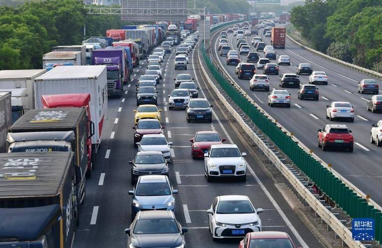 各地迎来"五一"假期出行高峰