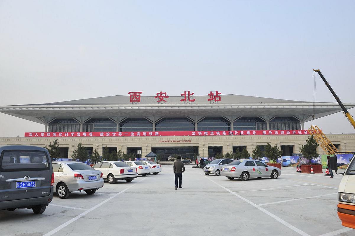 西安高铁站推出vip服务,私家车可上站台接送乘客,网友有意见 近日,有