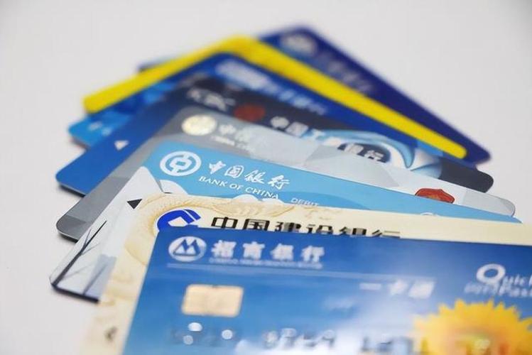 跌破7亿!信用卡数量跌跌不休,年轻人集体逃离,银行扛不住了