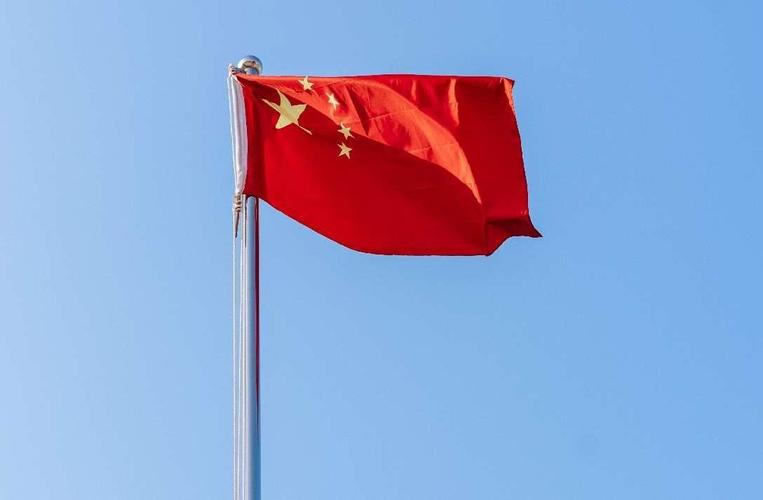 童心向国旗 共抒爱国情