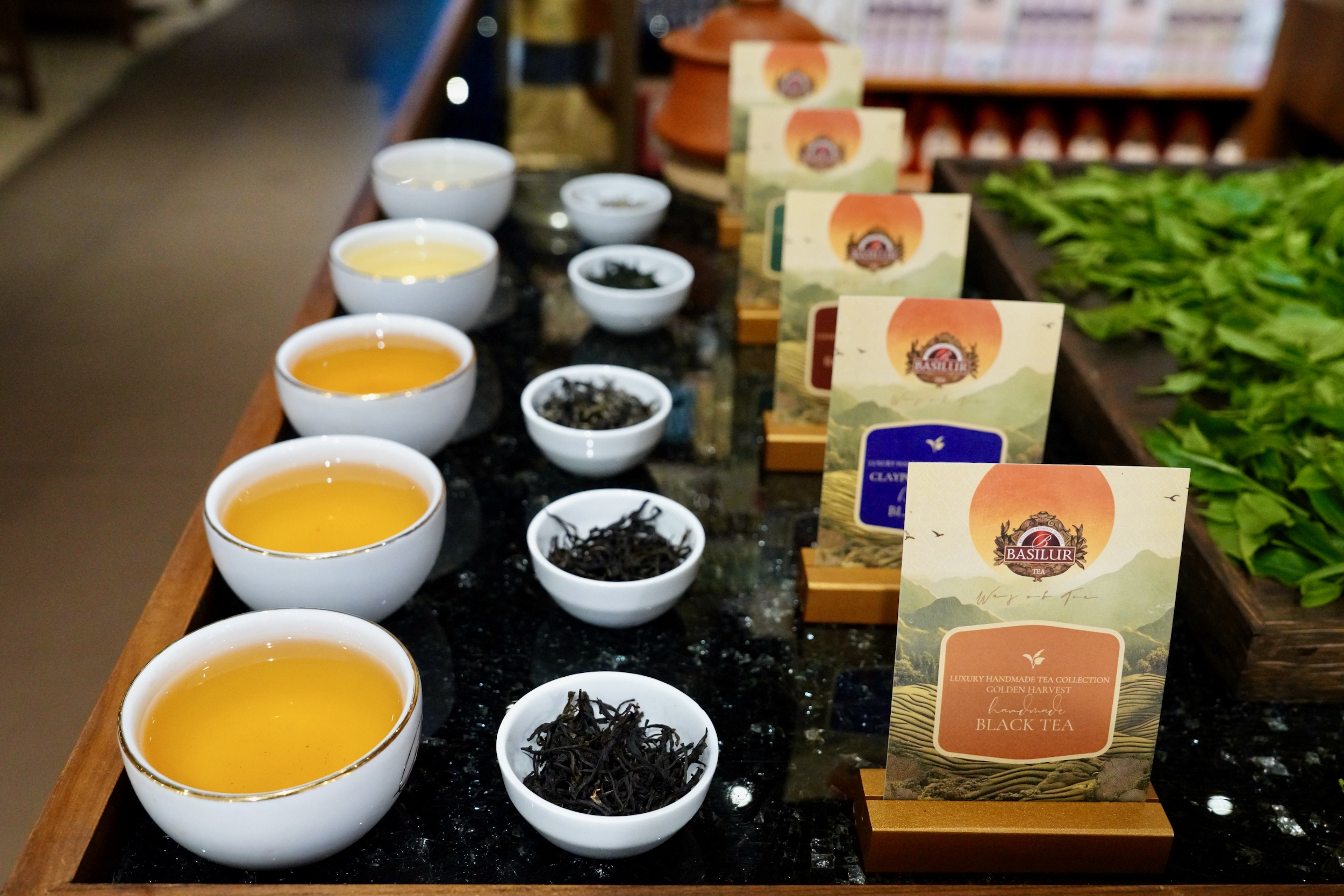 <p>这是5月20日拍摄的斯里兰卡首都科伦坡的茶叶商店一角。</p><p>19世纪下半叶，茶叶商业种植在当时的锡兰（今斯里兰卡）兴起，并逐步取代咖啡，成为这座岛国最重要的农业产业之一。随着茶园、茶厂和出口贸易体系的不断成熟，锡兰红茶从高地山间走向世界，成为国际市场上极具辨识度的茶叶符号。如今，古老的茶园也在悄然发生新的变化。在一些茶园里，农业无人机掠过茶垄上空，精准喷施作业；传统的人工采摘与现代农业技术，在这里交织共生。农业科技，正为这项百年产业注入崭新的活力。</p><p>新华社记者 伍岳 摄</p>