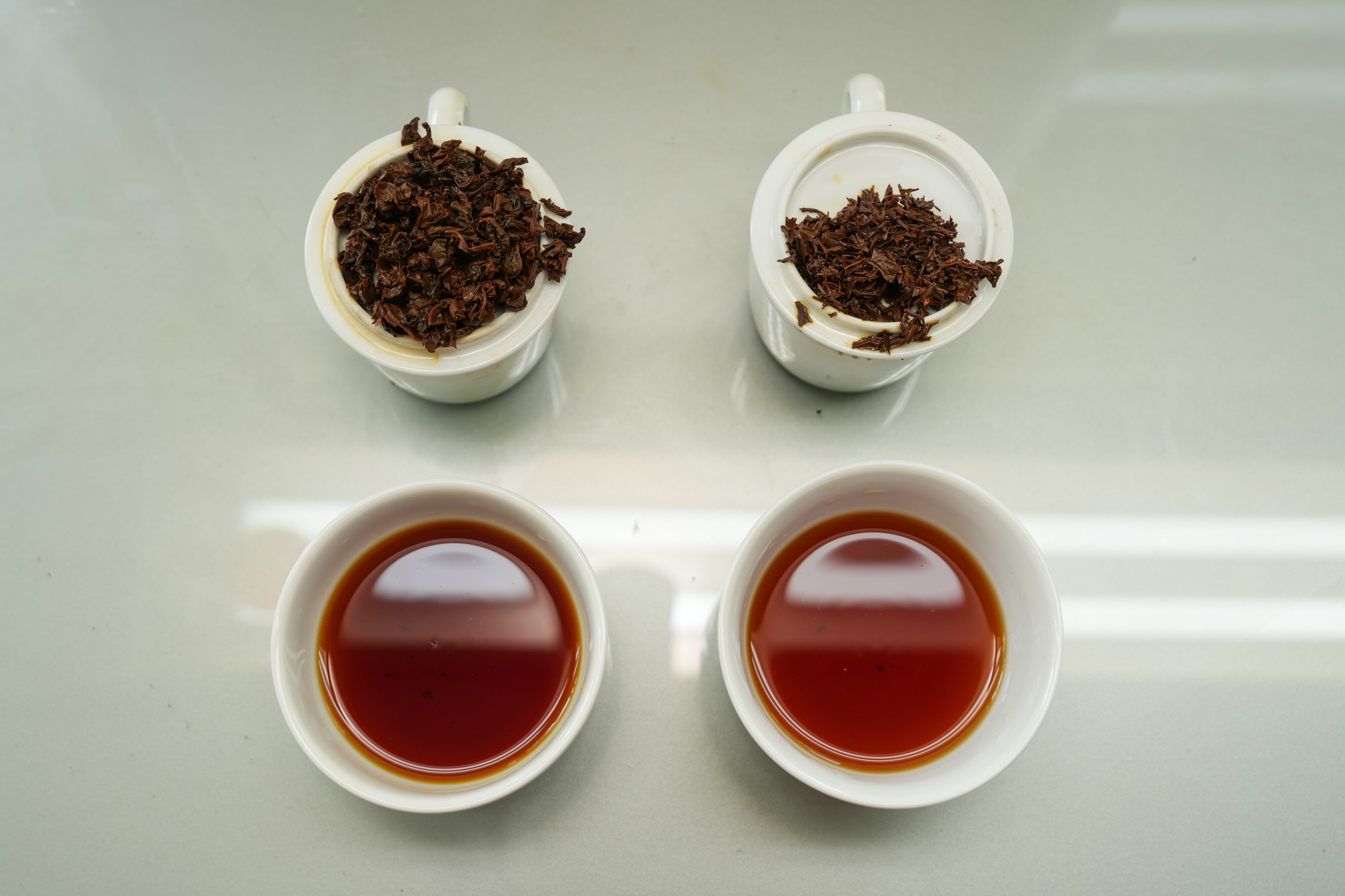 <p>这是5月11日在斯里兰卡马图格默一家茶厂拍摄的茶叶样品。</p><p>19世纪下半叶，茶叶商业种植在当时的锡兰（今斯里兰卡）兴起，并逐步取代咖啡，成为这座岛国最重要的农业产业之一。随着茶园、茶厂和出口贸易体系的不断成熟，锡兰红茶从高地山间走向世界，成为国际市场上极具辨识度的茶叶符号。如今，古老的茶园也在悄然发生新的变化。在一些茶园里，农业无人机掠过茶垄上空，精准喷施作业；传统的人工采摘与现代农业技术，在这里交织共生。农业科技，正为这项百年产业注入崭新的活力。</p><p>新华社发（蒂拉纳·卡卢托塔格摄）</p>