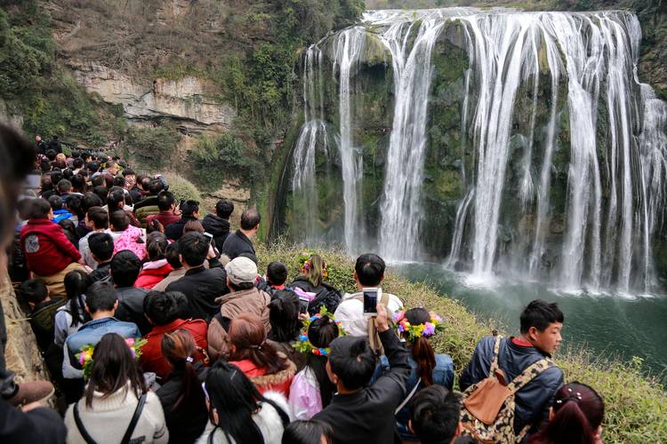 为什么今年大环境不好,旅游业却那么红火?