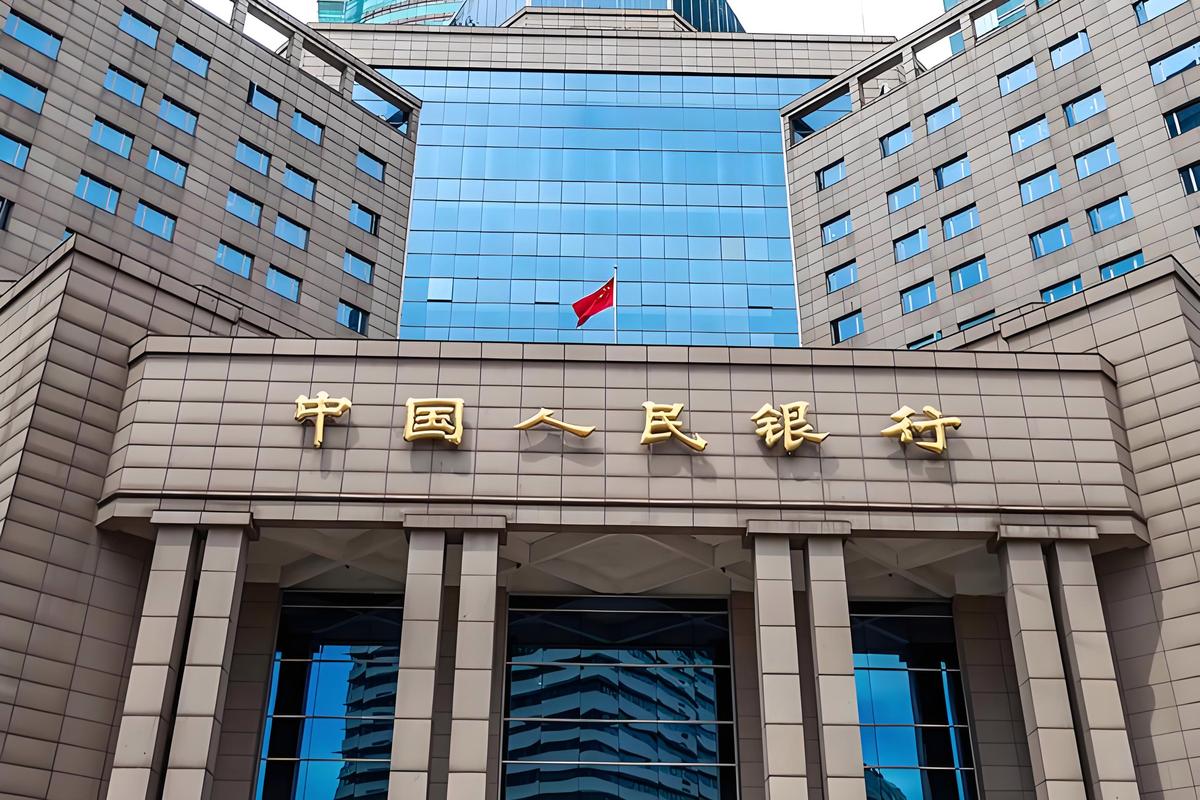 是国务院组成部门,承担货币发行,金融监管等核心
