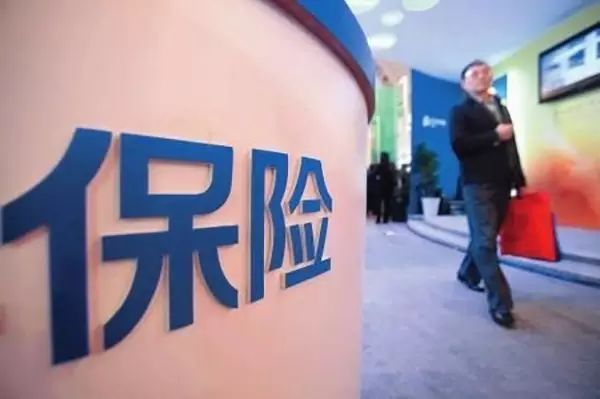 哥哥爱存款,弟弟买保险,十年后竟然会这样