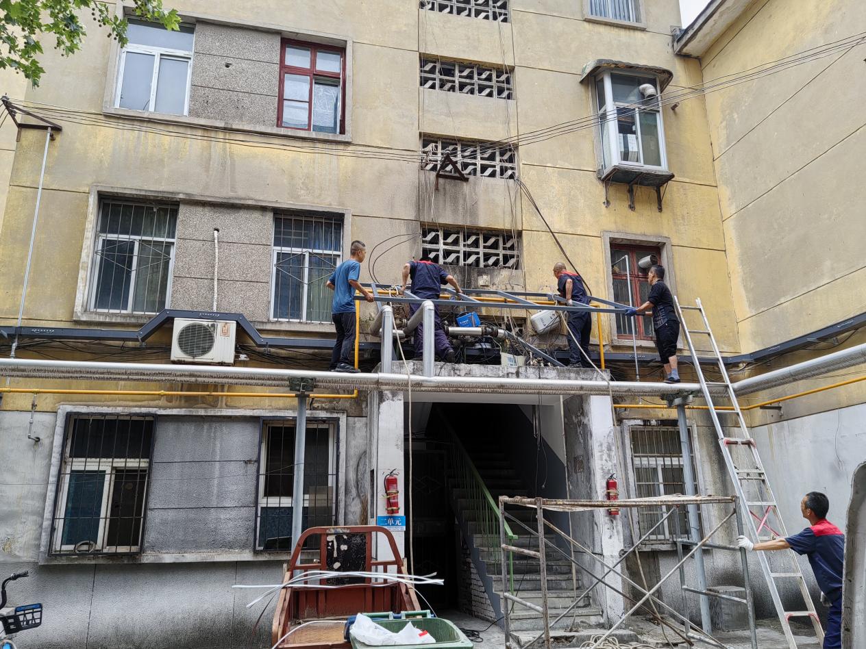 宝十路社区宝十路42号院老旧小区改造单元雨棚安装20250606