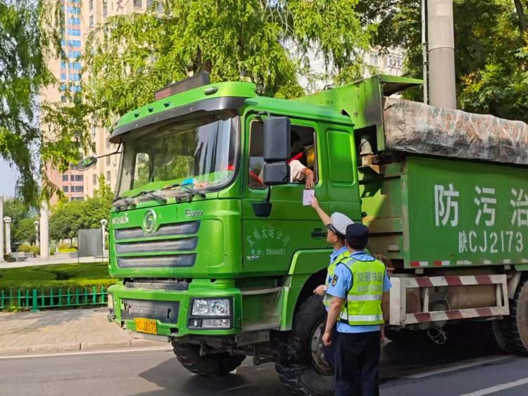 简篇-渭滨交警联合交通运输执法支队开展营运车辆交通安全专项整治