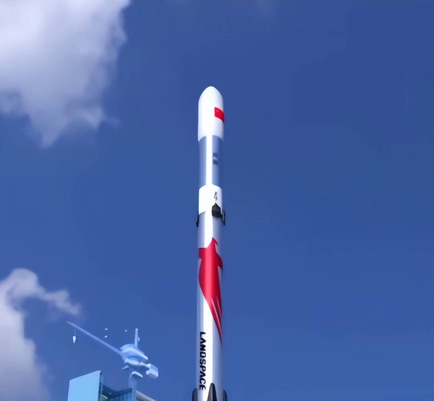 朱雀三号发射成功,官媒发文锐评,两大现实,两大惊喜,一大进步