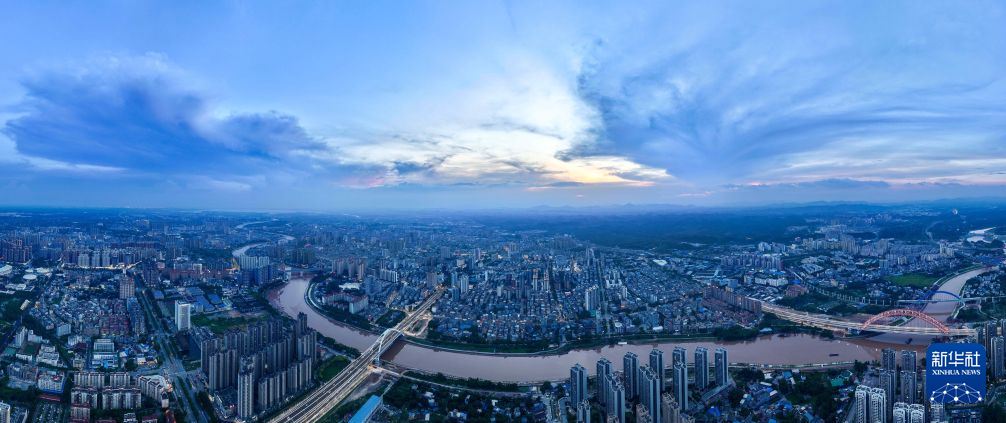 <p>这是8月19日拍摄的广西钦州市景色和流经钦州市区的平陆运河（无人机全景照片）。</p ><p>世纪工程平陆运河即将建成通航，广西各地立足自身资源在“叶脉式”向海产业布局中找准定位，推进向海经济高质量发展。</p ><p>广西以平陆运河经济带为主脉，集中布局大运量、适港适水型产业，因地制宜建设运河沿线临港园区，构建上下游产业配套、大中小企业协同的产业集群；以其余区域为支脉，聚焦特色资源产业与新兴潜力产业，主动承接主脉产业链配套，形成“主脉抓龙头、支脉做配套，主脉强集群、支脉创特色”的产业分工体系。</p ><p>平陆运河是西部陆海新通道骨干工程、新中国成立以来第一条国家层面统筹的通江达海运河工程，开辟了西江至北部湾的江海直连通道。全长134.2公里，可通航5000吨级船舶，于2022年8月28日开工建设，将于今年9月16日建成通航。</p ><p>新华社记者 曹祎铭 摄</p >