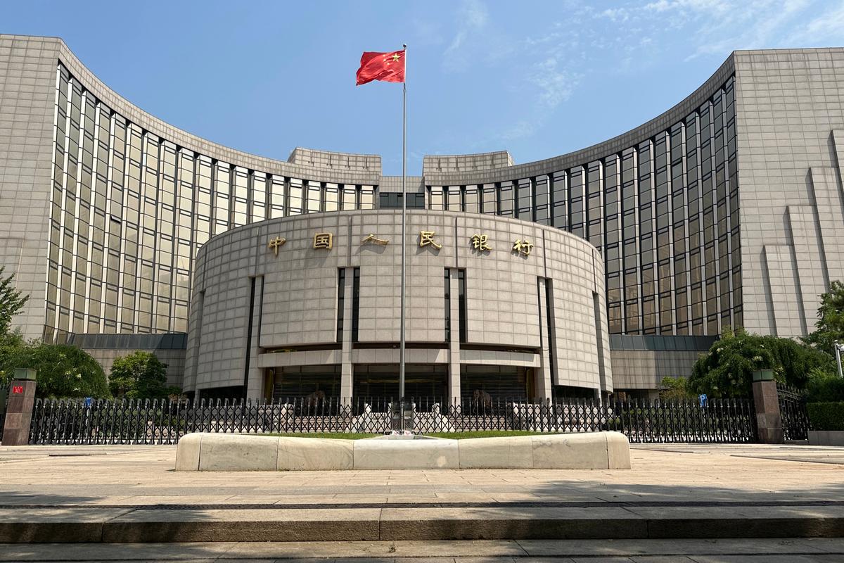 11月7日,央行出了个新公告,说是为了不让银行手头的钱太紧张或者太多