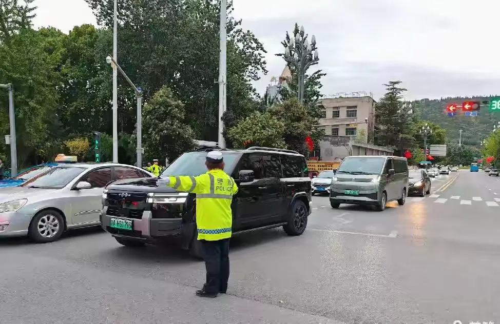 简篇-金秋迎华诞 荧光暖归途——宝鸡交警全力护航国庆假期道路平稳有序