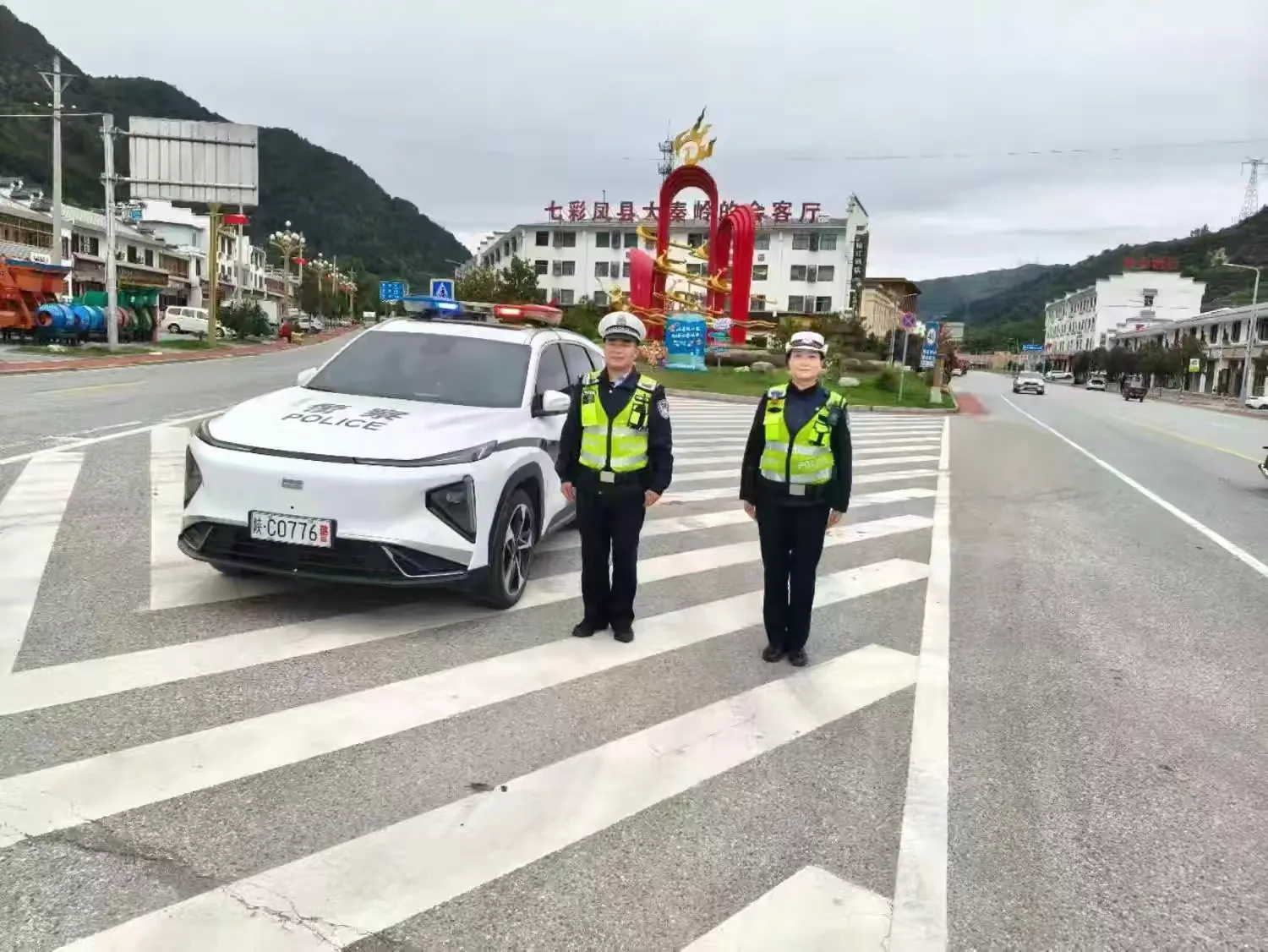 简篇-金秋迎华诞 荧光暖归途——宝鸡交警全力护航国庆假期道路平稳有序