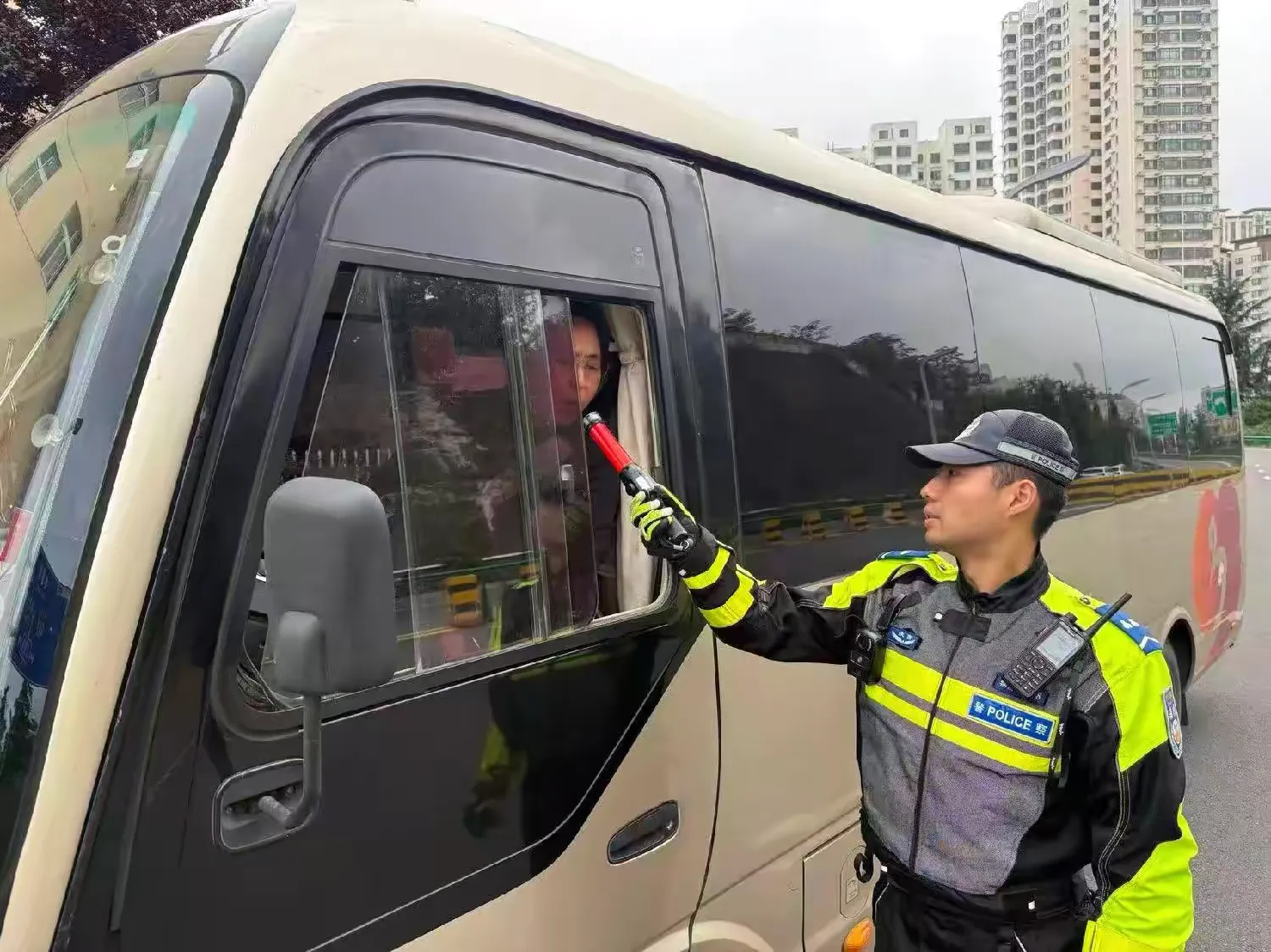 简篇-金秋迎华诞 荧光暖归途——宝鸡交警全力护航国庆假期道路平稳有序
