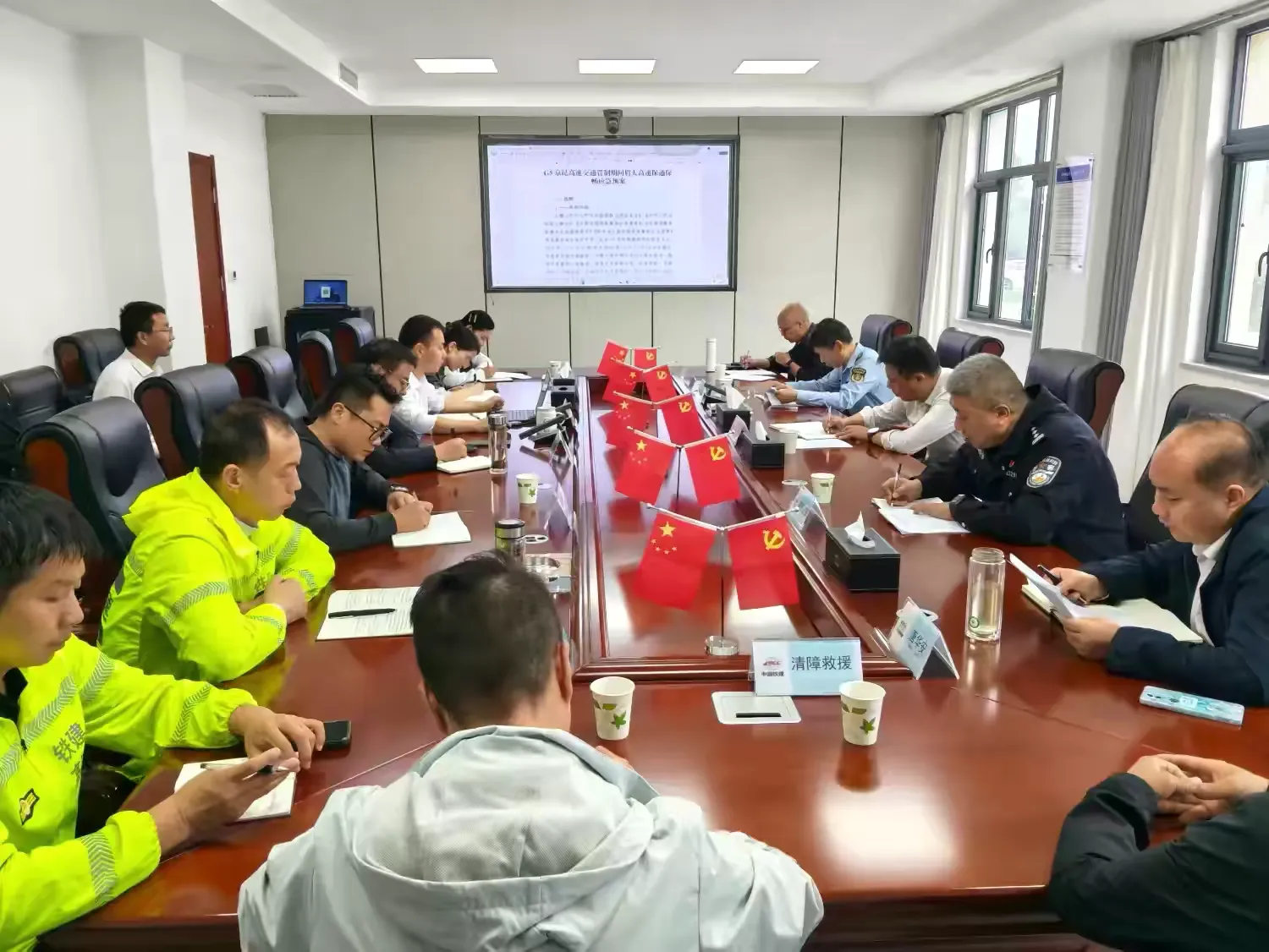 简篇-金秋迎华诞 荧光暖归途——宝鸡交警全力护航国庆假期道路平稳有序