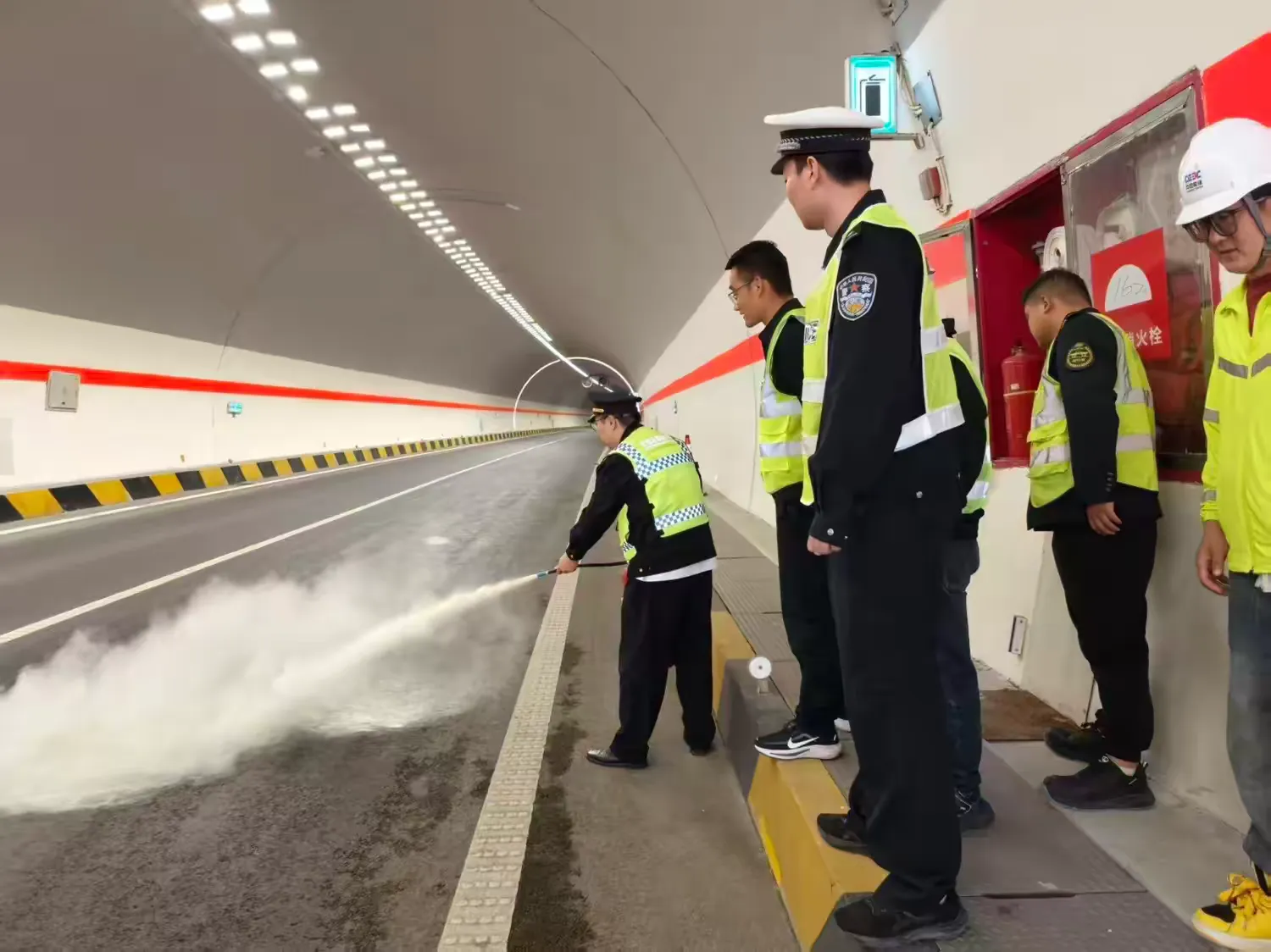 简篇-金秋迎华诞 荧光暖归途——宝鸡交警全力护航国庆假期道路平稳有序
