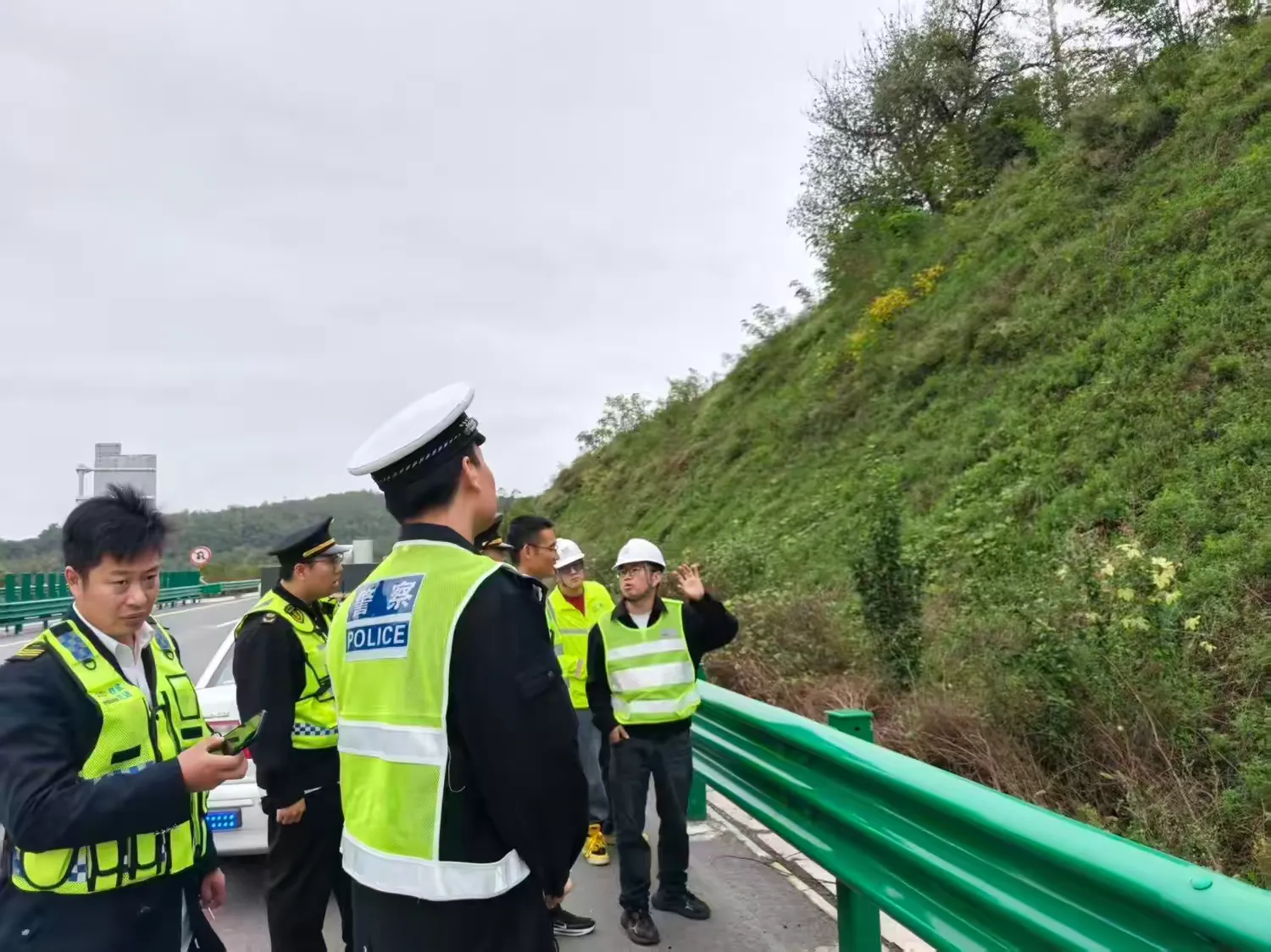 简篇-金秋迎华诞 荧光暖归途——宝鸡交警全力护航国庆假期道路平稳有序