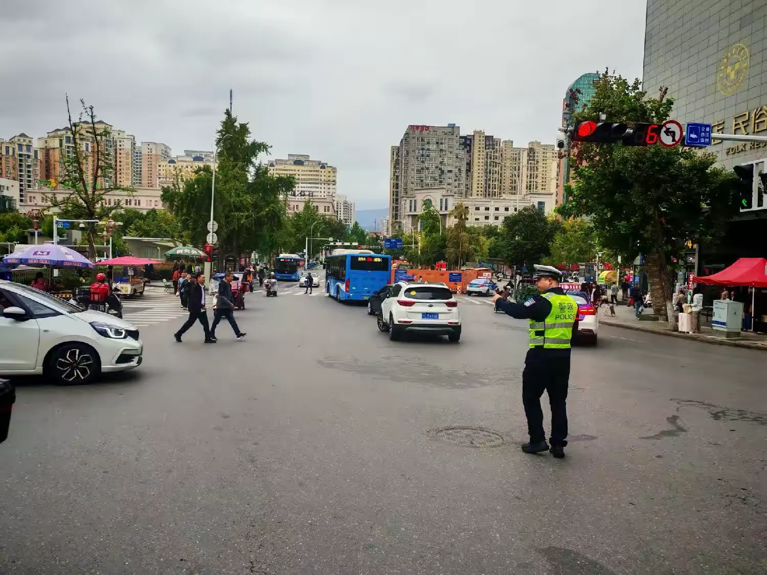 简篇-金秋迎华诞 荧光暖归途——宝鸡交警全力护航国庆假期道路平稳有序