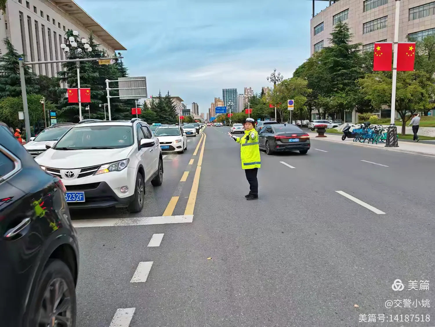 简篇-金秋迎华诞 荧光暖归途——宝鸡交警全力护航国庆假期道路平稳有序