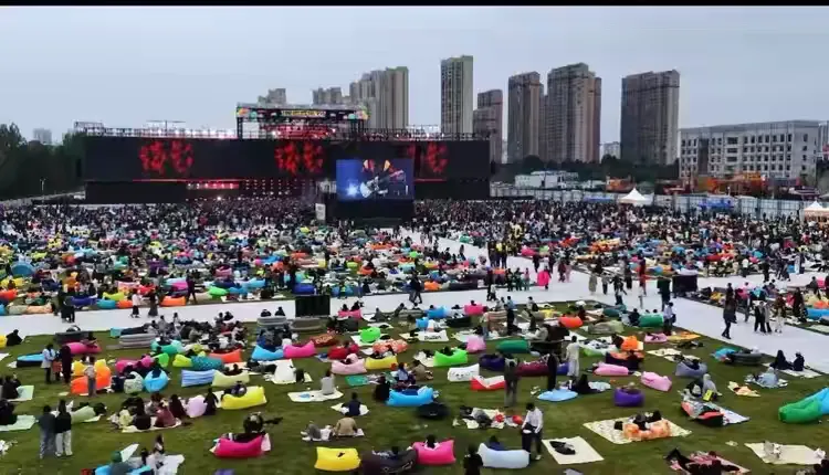 简篇-金秋迎华诞 荧光暖归途——宝鸡交警全力护航国庆假期道路平稳有序