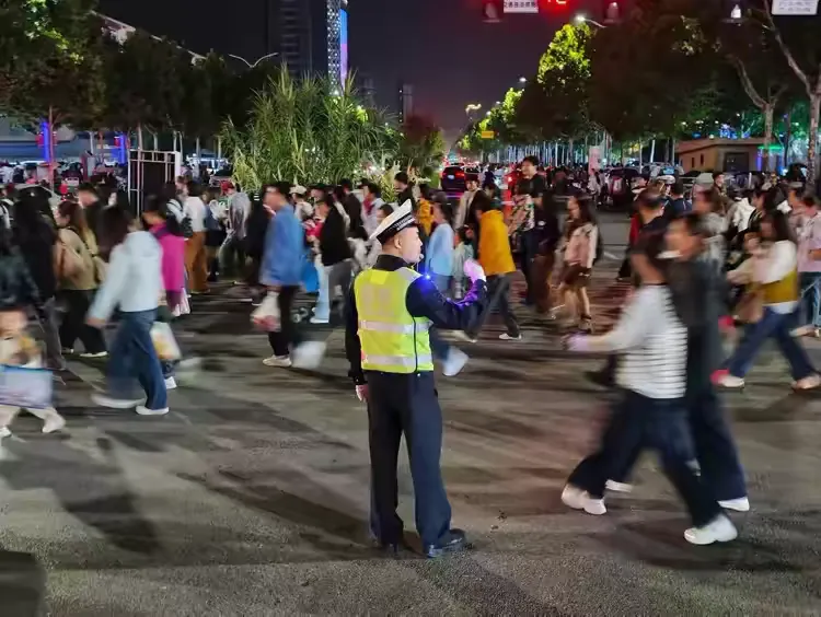 简篇-金秋迎华诞 荧光暖归途——宝鸡交警全力护航国庆假期道路平稳有序