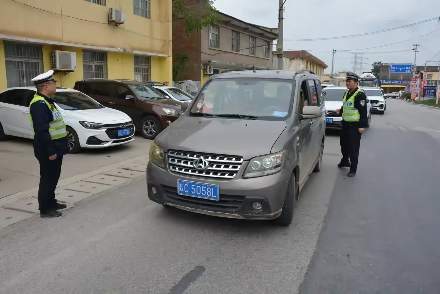 简篇-金秋迎华诞 荧光暖归途——宝鸡交警全力护航国庆假期道路平稳有序