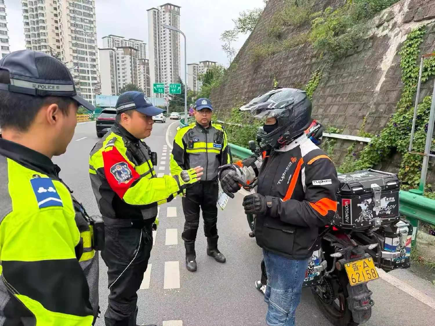 简篇-金秋迎华诞 荧光暖归途——宝鸡交警全力护航国庆假期道路平稳有序