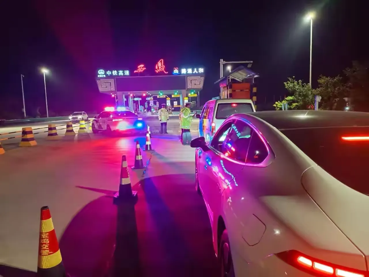 简篇-金秋迎华诞 荧光暖归途——宝鸡交警全力护航国庆假期道路平稳有序
